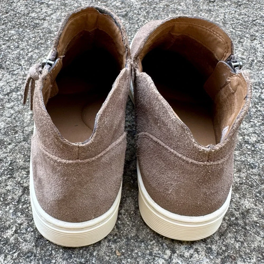 Sofft Women's Sz 8 M‎ Britton Casual Sneaker W/ Side Zip In Taupe Suede W/ Spot